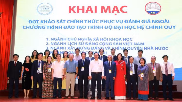 Lãnh đạo Học viện Báo chí và Tuyên truyền cùng các đại biểu tại buổi lễ.