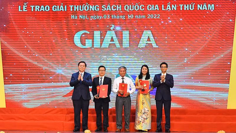 Đồng chí Nguyễn Trọng Nghĩa và đồng chí Vũ Đức Đam trao giải A cho tác giả và đơn vị phát hành. (Ảnh: THỦY NGUYÊN)
