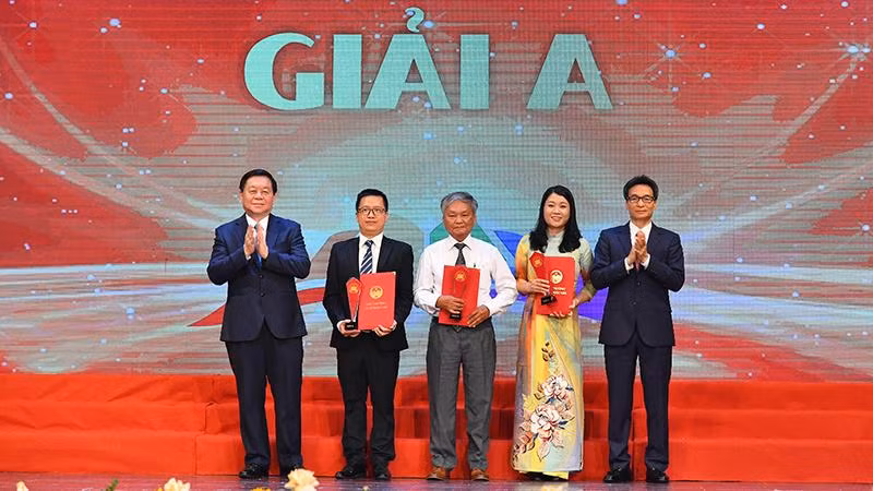 Đồng chí Nguyễn Trọng Nghĩa, Bí thư Trung ương Đảng, Trưởng Ban Tuyên giáo Trung ương và đồng chí Vũ Đức Đam, Ủy viên Trung ương Đảng, Phó Thủ tướng Chính phủ trao giải A tặng nhóm tác giả với tác phẩm "Hoàng Việt nhất thống dư địa chí".