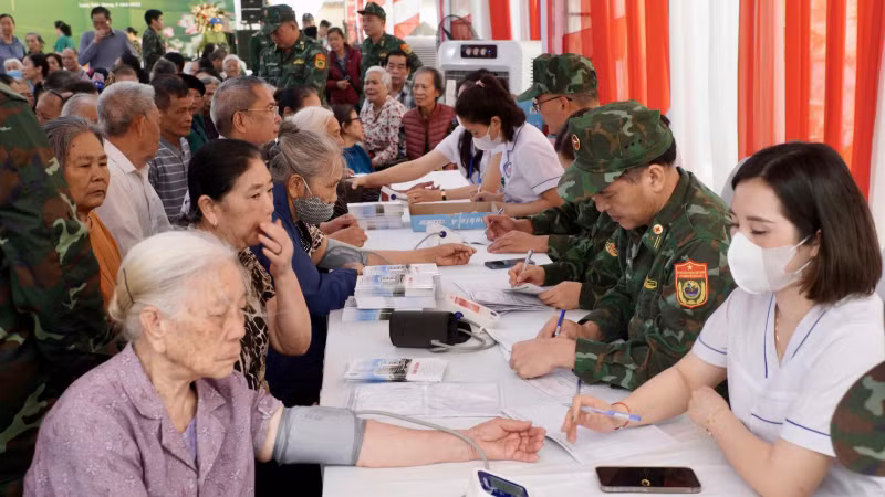 Hoạt động khám chữa bệnh, cấp thuốc miễn phí của quân y hai nước Việt Nam-Trung Quốc.