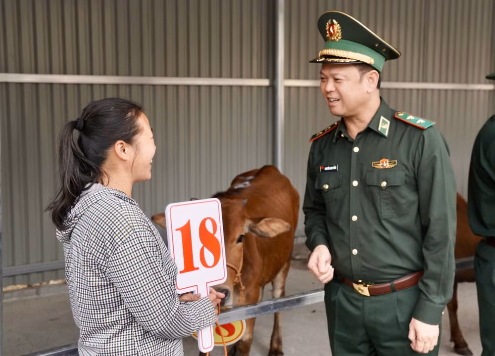 Trung tướng Nguyễn Anh Tuấn, Bí thư Đảng ủy, Chính ủy Bộ đội Biên phòng hỏi thăm người dân được tặng bò giống.