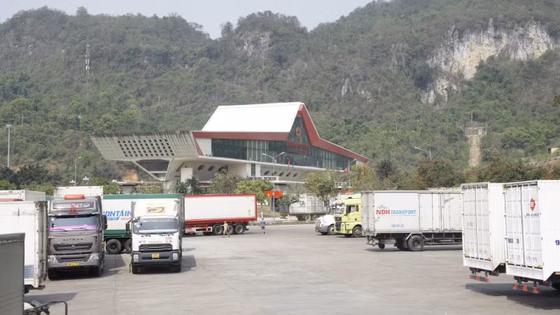 Các phương tiện xuất nhập khẩu tại Cửa khẩu quốc tế Hữu Nghị.