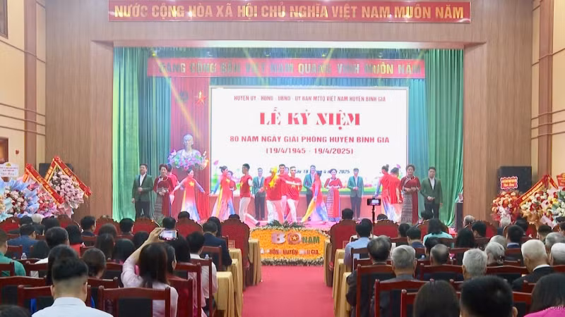 Quang cảnh Lễ kỷ niệm 80 năm Ngày Giải phóng huyện Bình Gia.