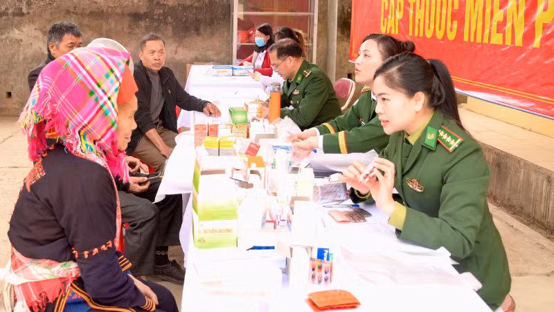 Nữ chiến sĩ Bộ đội Biên phòng Lạng Sơn cấp phát thuốc cho bà con biên giới.