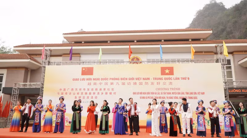 Tiết mục văn nghệ tập thể trong khuôn khổ chương trình.