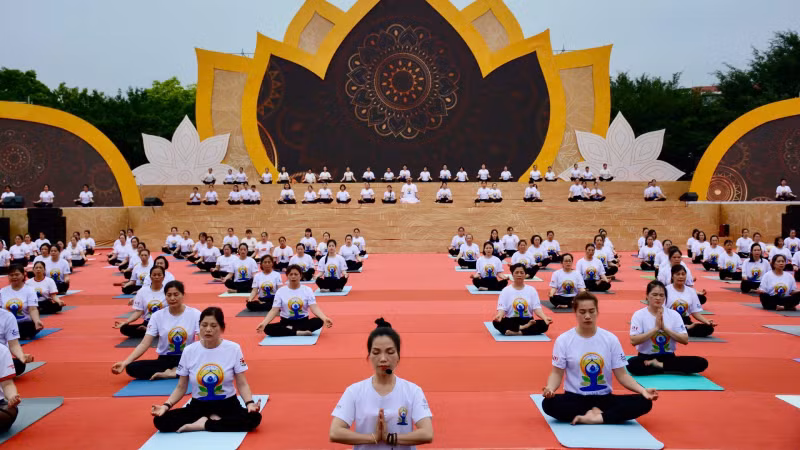 Màn đồng diễn Yoga với sự tham gia của hơn 300 người tại Ngày hội. (Ảnh: QUỐC ĐẠT)