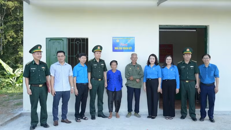 Liên đoàn Lao động tỉnh Lạng Sơn và Bộ chỉ huy Bộ đội biên phòng tỉnh Lạng Sơn bàn giao nhà Đại đoàn kết tại xã Thụy Hùng, huyện Văn Lãng.