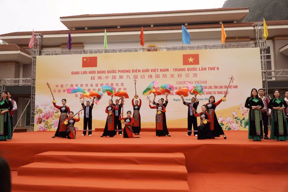 Tiết mục văn nghệ của đoàn Lạng Sơn. Tiết mục văn nghệ của đoàn Lạng Sơn.
