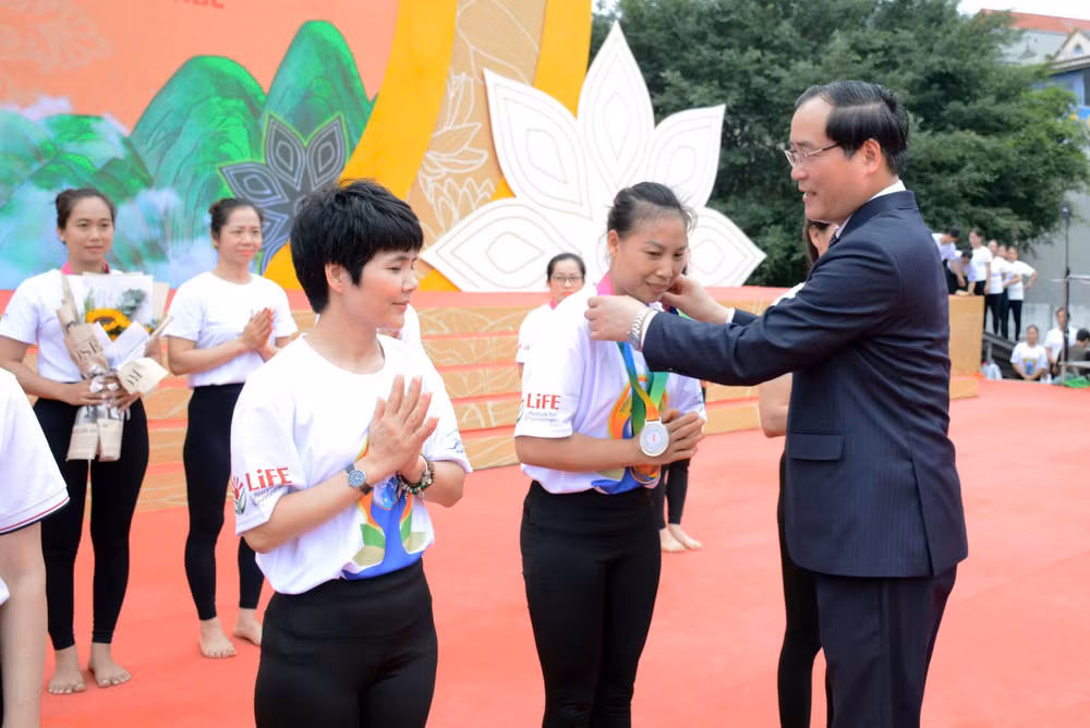 Phó Chủ tịch thường trực Ủy ban nhân dân tỉnh Lạng Sơn trao giải thưởng cho các vận động viên tham gia cuộc thi "Tỏa sáng Yoga". (Ảnh: QUỐC ĐẠT) Phó Chủ tịch thường trực Ủy ban nhân dân tỉnh Lạng Sơn trao giải thưởng cho các vận động viên tham gia cuộc thi "Tỏa sáng Yoga". (Ảnh: QUỐC ĐẠT)