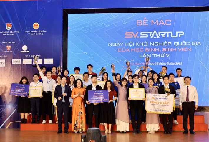 Ðại diện các dự án đoạt giải tại cuộc thi Học sinh, sinh viên với ý tưởng khởi nghiệp năm 2023. (Ảnh: moet.gov.vn) 