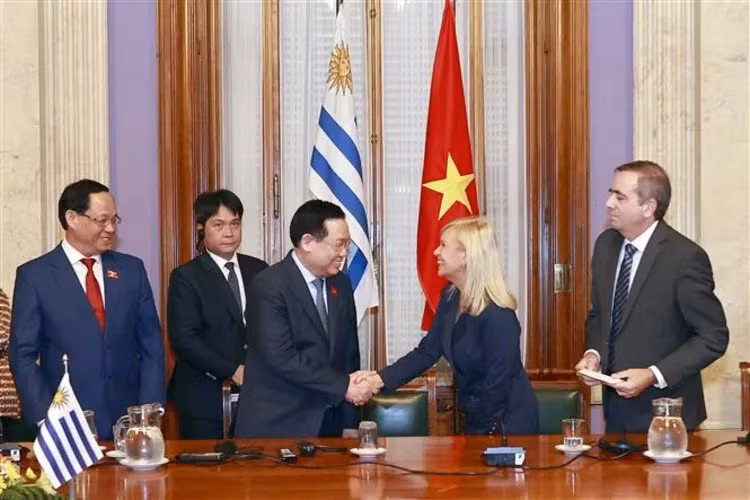 Chủ tịch Quốc hội Vương Đình Huệ và Chủ tịch Thượng viện Uruguay Beatriz Argimon tại Lễ ký thỏa thuận giữa Quốc hội nước Cộng hòa xã hội chủ nghĩa Việt Nam và Nghị viện Đông Uruguay. (Ảnh: TTXVN) Chủ tịch Quốc hội Vương Đình Huệ và Chủ tịch Thượng viện Uruguay Beatriz Argimon tại Lễ ký thỏa thuận giữa Quốc hội nước Cộng hòa xã hội chủ nghĩa Việt Nam và Nghị viện Đông Uruguay. (Ảnh: TTXVN)