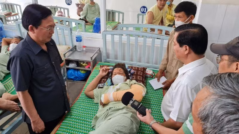 Đồng chí Hồ Quốc Dũng và lãnh đạo UBND tỉnh Bình Định thăm, tặng quà cho các nạn nhân và người thân đang được điều trị tại Bệnh viện Đa khoa tỉnh Bình Định.