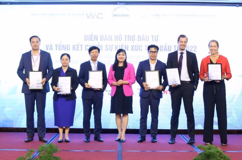 Trao Kỷ niệm chương cho các diễn giả tham gia.