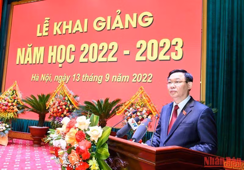 Chủ tịch Quốc hội Vương Đình Huệ phát biểu tại lễ khai giảng.