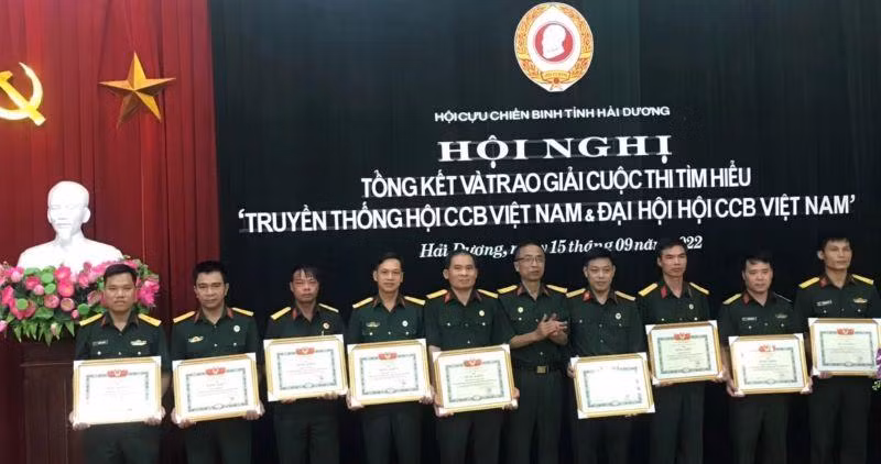 Hội Cựu chiến binh Hải Dương trao giải cho các tác giả đạt thành tích cao trong cuộc thi tìm hiểu "Truyền thống Hội Cựu chiến binh Việt Nam và Đại hội Hội Cựu chiến binh Việt Nam".