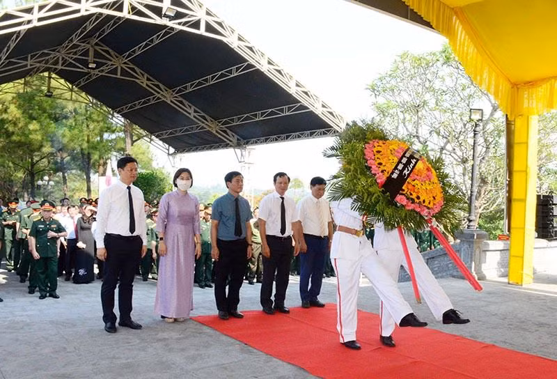 Các đồng chí lãnh đạo Tỉnh ủy, UBND tỉnh và các ban, ngành dâng hương, tưởng nhớ các anh hùng liệt sĩ đã hi sinh trên đất nước bạn Lào.