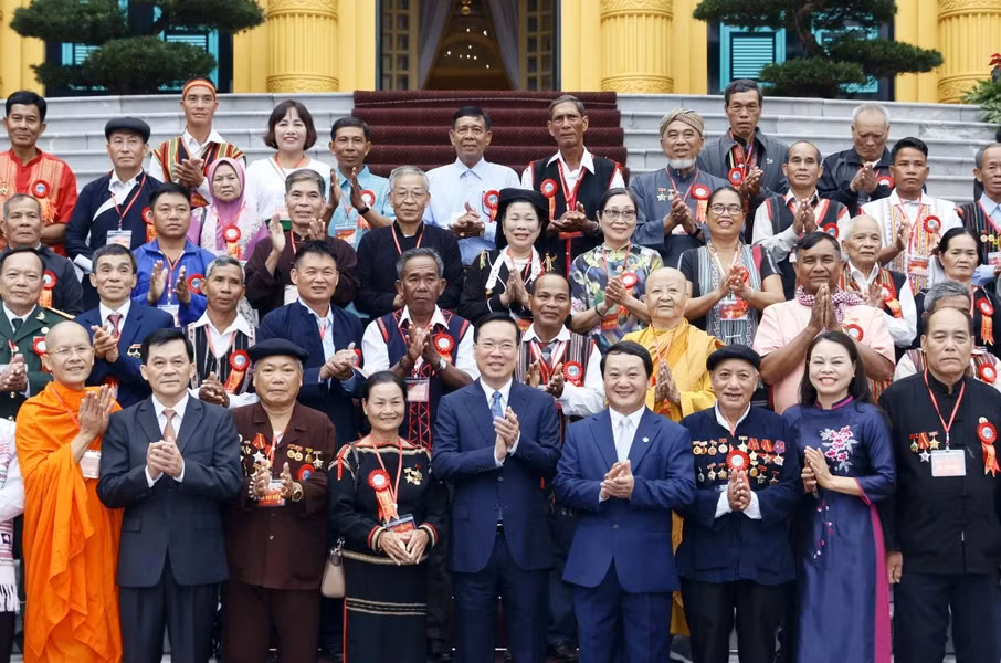 Chủ tịch nước Võ Văn Thưởng chụp ảnh chung với các đại biểu.