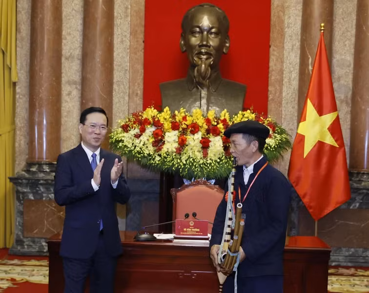 Nghệ nhân Vàng Nỏ Páo, tỉnh Hà Giang, biểu diễn khèn của người Mông tại buổi gặp mặt.