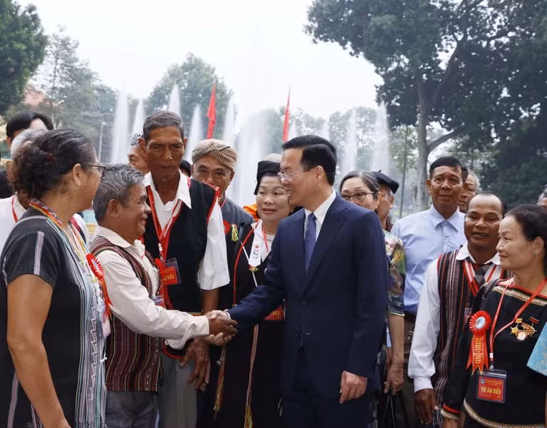 Chủ tịch nước Võ Văn Thưởng gặp mặt thân mật các đại biểu. (Ảnh: TTXVN)