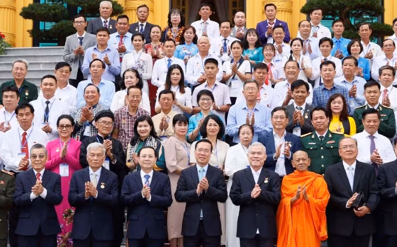 Chủ tịch nước Võ Văn Thưởng gặp mặt thân mật Đoàn đại biểu các điển hình tiêu biểu trong phong trào thi đua yêu nước của thành phố Cần Thơ. (Ảnh: TTXVN)