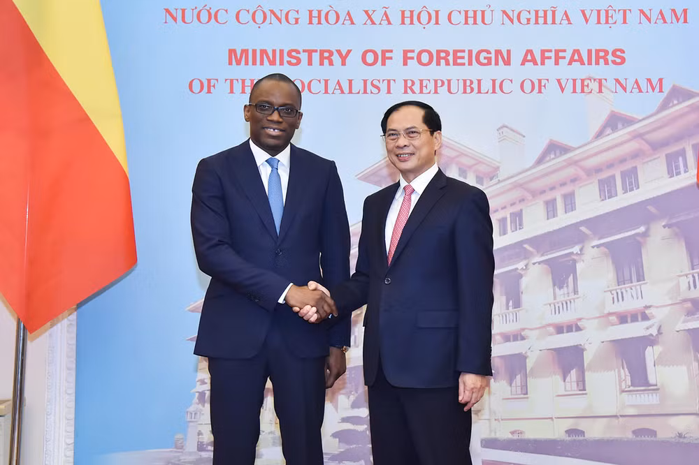Bộ trưởng Ngoại giao Bùi Thanh Sơn đã đón và tiến hành hội đàm với Bộ trưởng Ngoại giao Benin Olushegun Adjadi Bakari. (Ảnh: BNG)