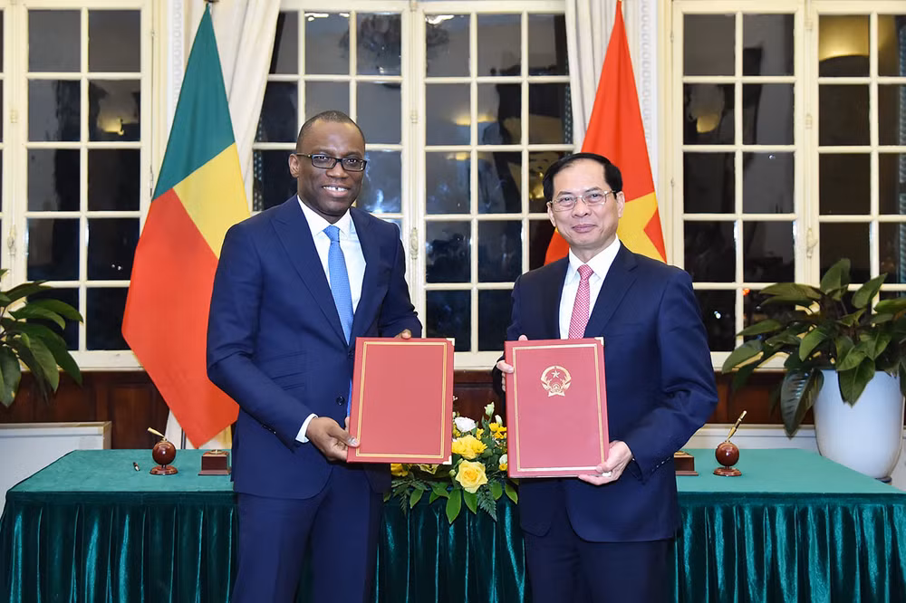 Bộ trưởng Ngoại giao Bùi Thanh Sơn và Bộ trưởng Ngoại giao Benin Olushegun Adjadi Bakari trao biên bản ghi nhớ hợp tác giữa Bộ Ngoại giao hai nước.