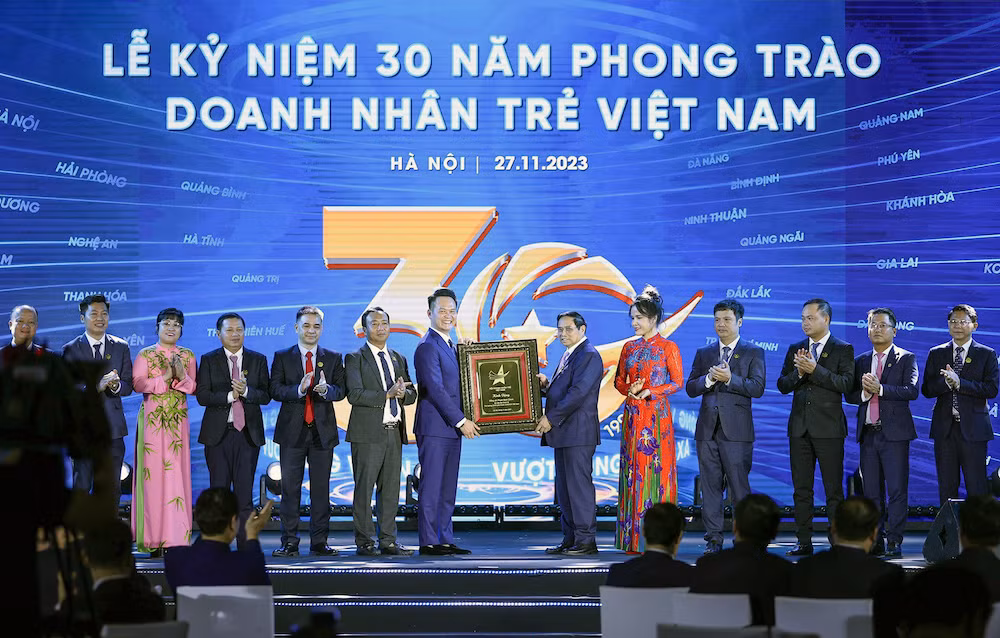 Thủ tướng Phạm Minh Chính tặng bức phù điêu cho Hội Doanh nhân trẻ Việt Nam