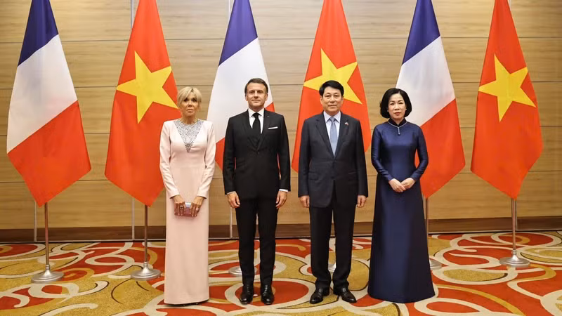 Chủ tịch nước Lương Cường cùng Phu nhân và Tổng thống Pháp cùng Phu nhân tại buổi chiêu đãi tối 26/5.