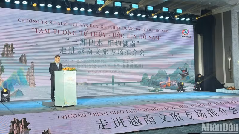 Ông Tưởng Địch Phi - Phó Chủ tịch Ủy ban nhân dân tỉnh Hồ Nam (Trung Quốc) phát biểu tại chương trình. (Ảnh: ANH TUẤN)