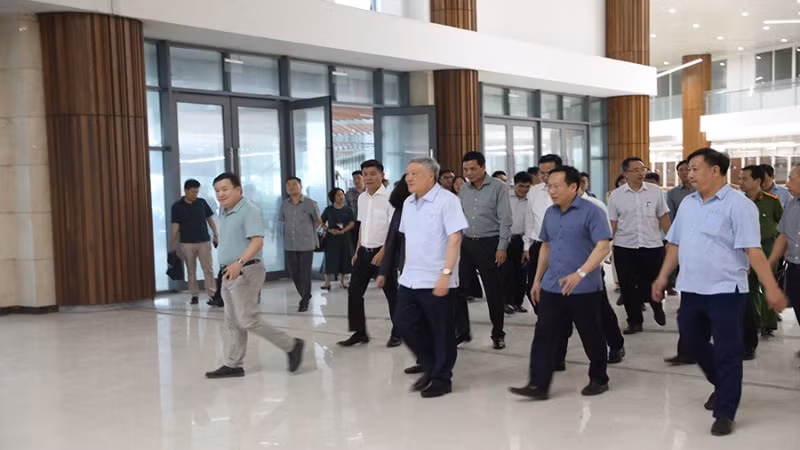 Phó Thủ tướng Thường trực Chính phủ Nguyễn Hòa Bình kiểm tra tiến độ thi công tại Bệnh viện Việt Đức cơ sở 2.