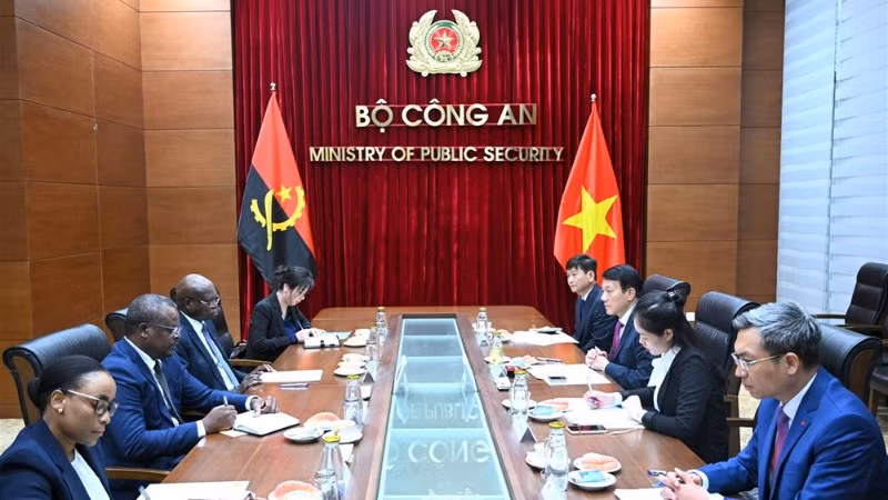 Đại tướng Lương Tam Quang tiếp Đại sứ Angola tại Việt Nam Fernando Miguel. (Ảnh: bocongan.gov.vn)
