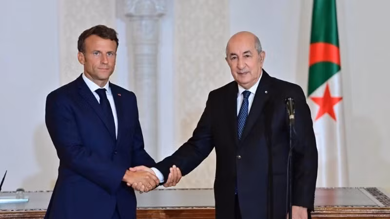 Tổng thống Algeria Abdelmadjid Tebboune bắt tay Tổng thống Pháp Emmanuel Macron tại lễ ký kết diễn ra ở thủ đô Algiers, Algeria, ngày 27/8/2022. (Ảnh: Tân Hoa xã) 