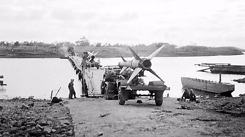 Tên lửa SAM-2 của Trung đoàn Tên lửa 263 phòng không hành quân vào Quảng Trị. (Ảnh: VŨ TẠO/TTXVN)