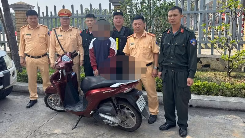 Đối tượng bị lực lượng Công an bắt giữ.