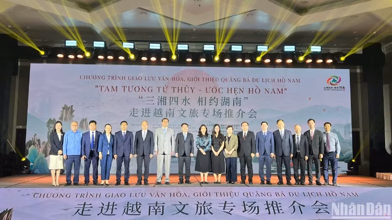 Các đại biểu chụp ảnh lưu niệm.