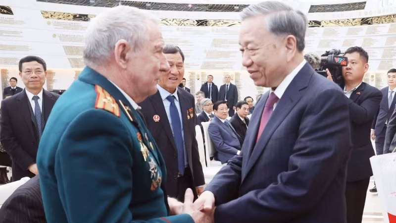Tổng Bí thư Tô Lâm thăm hỏi, tặng quà cho cựu quân nhân Belarus từng có đóng góp nổi bật cho Việt Nam. (Ảnh: Thống Nhất/TTXVN) Tổng Bí thư Tô Lâm thăm hỏi, tặng quà cho cựu quân nhân Belarus từng có đóng góp nổi bật cho Việt Nam. (Ảnh: Thống Nhất/TTXVN)