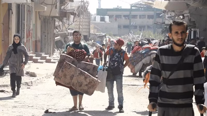 Người dân sơ tán tránh xung đột tại Jabalia, Dải Gaza. (Ảnh: THX/TTXVN) 