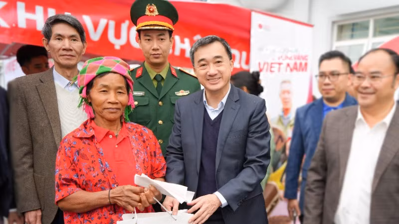 Thứ trưởng Y tế Trần Văn Thuấn, Phó Tổng Giám đốc Viettel Money Trương Quang Việt cùng lãnh đạo UBND tỉnh, Sở Y tế trao quà tặng bà con xã Nậm Nhùn. huyện Nậm Nhùn, tỉnh Lai Châu ngày 18/3. (Ảnh: Viettel cung cấp)