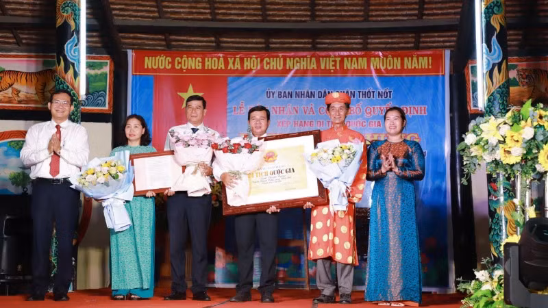 Lãnh đạo thành phố Cần Thơ trao Quyết định và Bằng xếp hạng Di tích kiến trúc nghệ thuật quốc gia Đình Thuận Hưng cho địa phương.