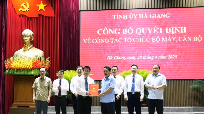 Đồng chí Hầu A Lềnh, Ủy viên Ban Chấp hành Trung ương Đảng, Bí thư Tỉnh ủy Hà Giang trao quyết định sáp nhập Báo Hà Giang và Đài Phát thanh và Truyền hình tỉnh cho tập thể lãnh đạo Báo Hà Giang (mới). 