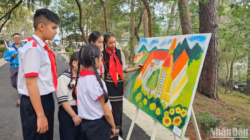 Các em thiếu nhi đại biểu Đại hội Cháu ngoan Bác Hồ tỉnh Lâm Đồng tham quan không gian "con đường nghệ thuật".