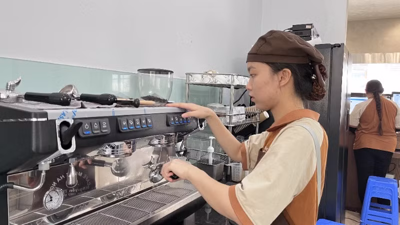 Từng thao tác đều được các nhân viên khiếm thị thực hiện cẩn thận.
