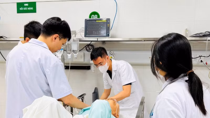 Các bác sĩ Bệnh viện Hữu nghị Việt Đức thực hiện một ca cấp cứu sáng 4/5.