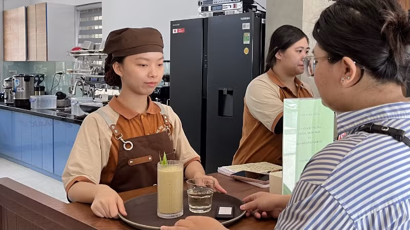 Quán cà-phê do người khiếm thị pha chế. 