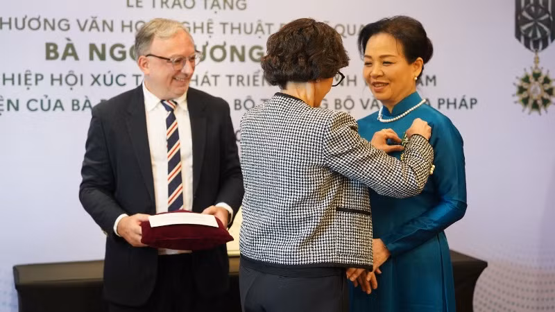 Lễ trao tặng Huân chương cho Tiến sĩ Ngô Phương Lan. Lễ trao tặng Huân chương cho Tiến sĩ Ngô Phương Lan.