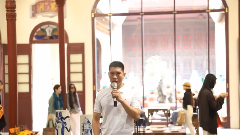 Con trai nhà văn Nguyễn Huy Thiệp chia sẻ tại triển lãm Con trai nhà văn Nguyễn Huy Thiệp chia sẻ tại triển lãm