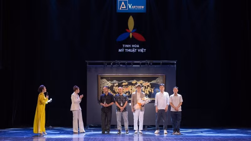 Đạo diễn, NSND Trần Lực cùng ê kip thực hiện chương trình.