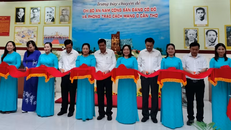 Các đại biểu cắt băng mở cửa triển lãm.