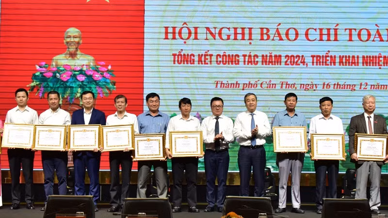 Tại hội nghị, Ban Tuyên giáo Trung ương trao Bằng khen tặng 31 cơ quan, đơn vị có thành tích xuất sắc trong công tác báo chí năm 2024.