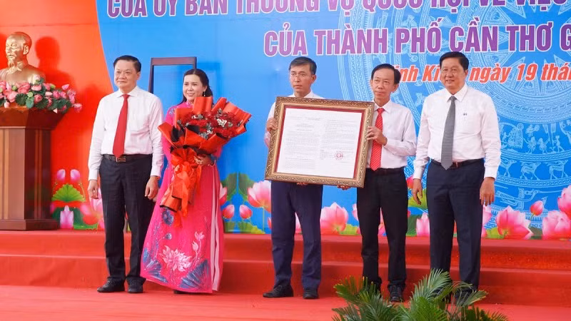 Ra mắt bộ máy chính quyền của phường Thới Bình mới thành lập. (Ảnh: Yến Phương) Ra mắt bộ máy chính quyền của phường Thới Bình mới thành lập. (Ảnh: Yến Phương)